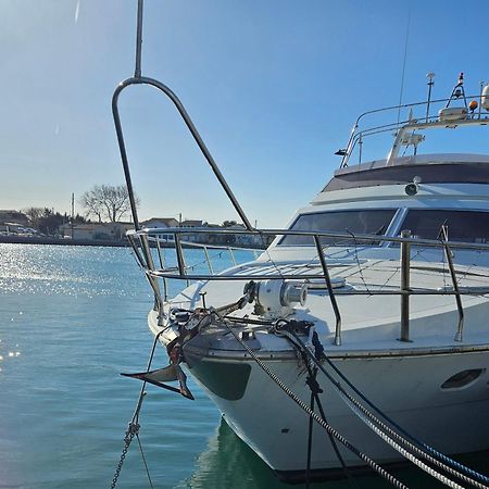 Nuit Insolite Bateau A Quai - Port Saint Louis Du Rhone Exteriér fotografie