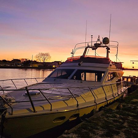 Nuit Insolite Bateau A Quai - Port Saint Louis Du Rhone Exteriér fotografie