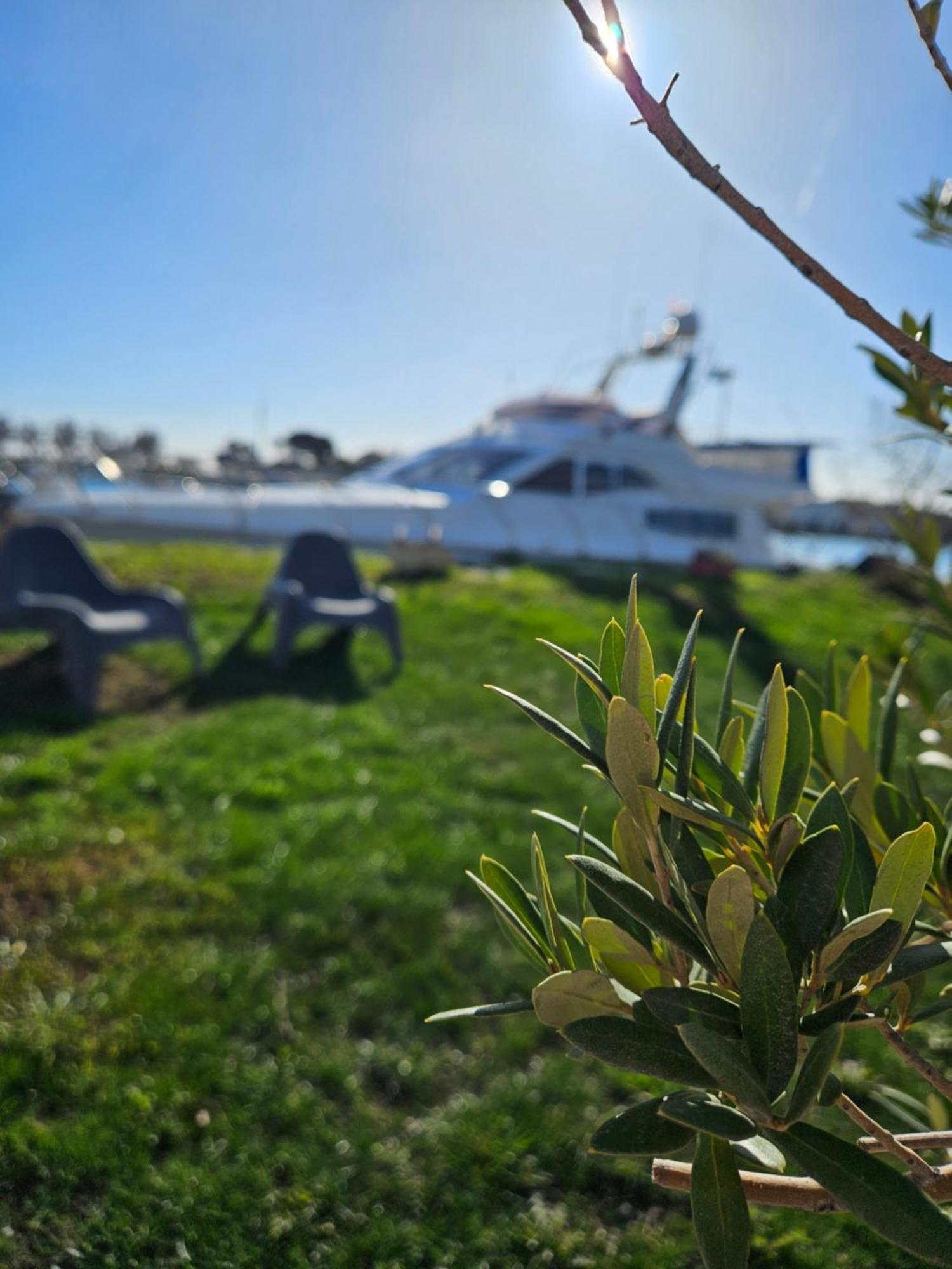 Nuit Insolite Bateau A Quai - Port Saint Louis Du Rhone Exteriér fotografie