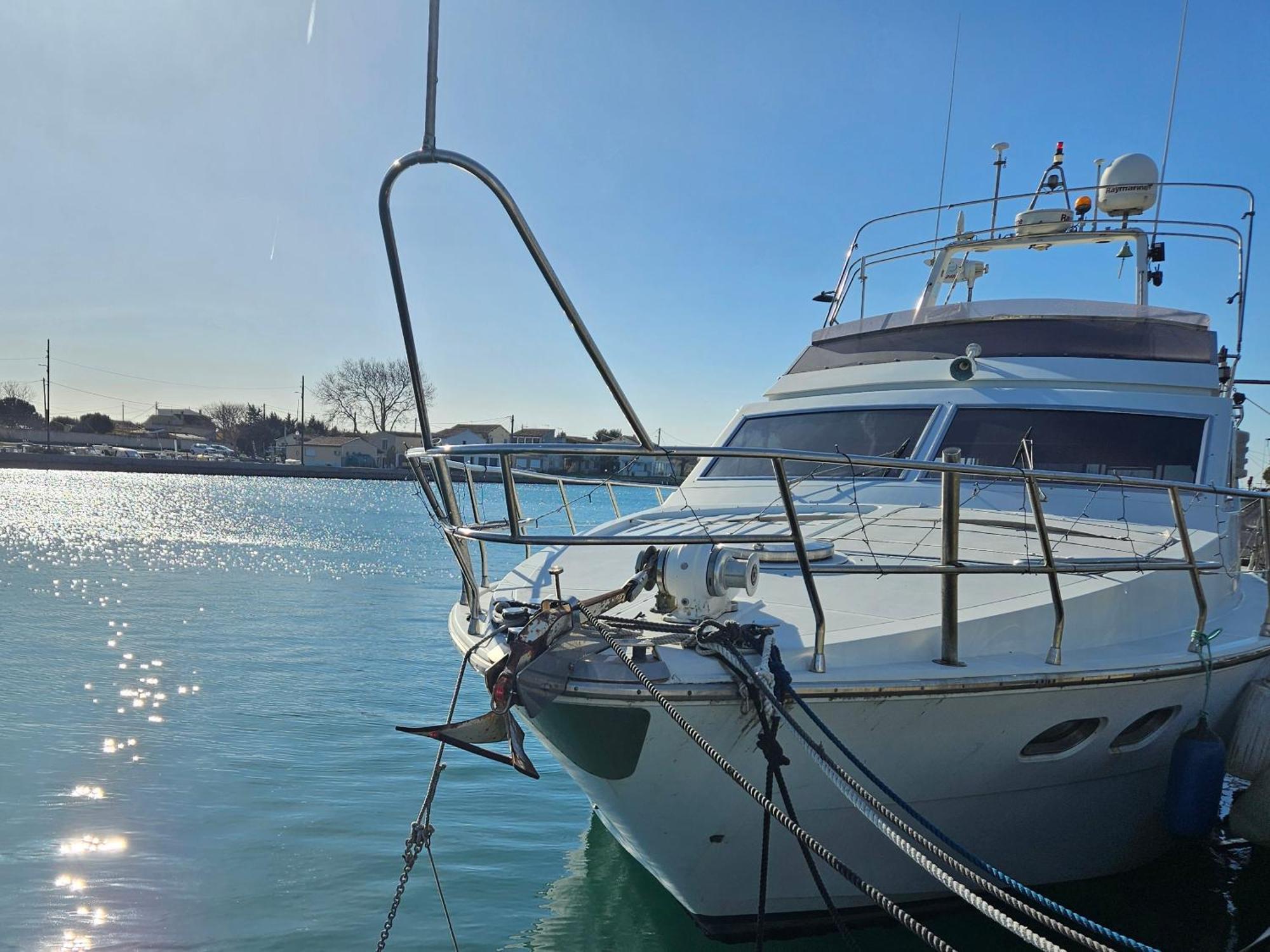 Nuit Insolite Bateau A Quai - Port Saint Louis Du Rhone Exteriér fotografie