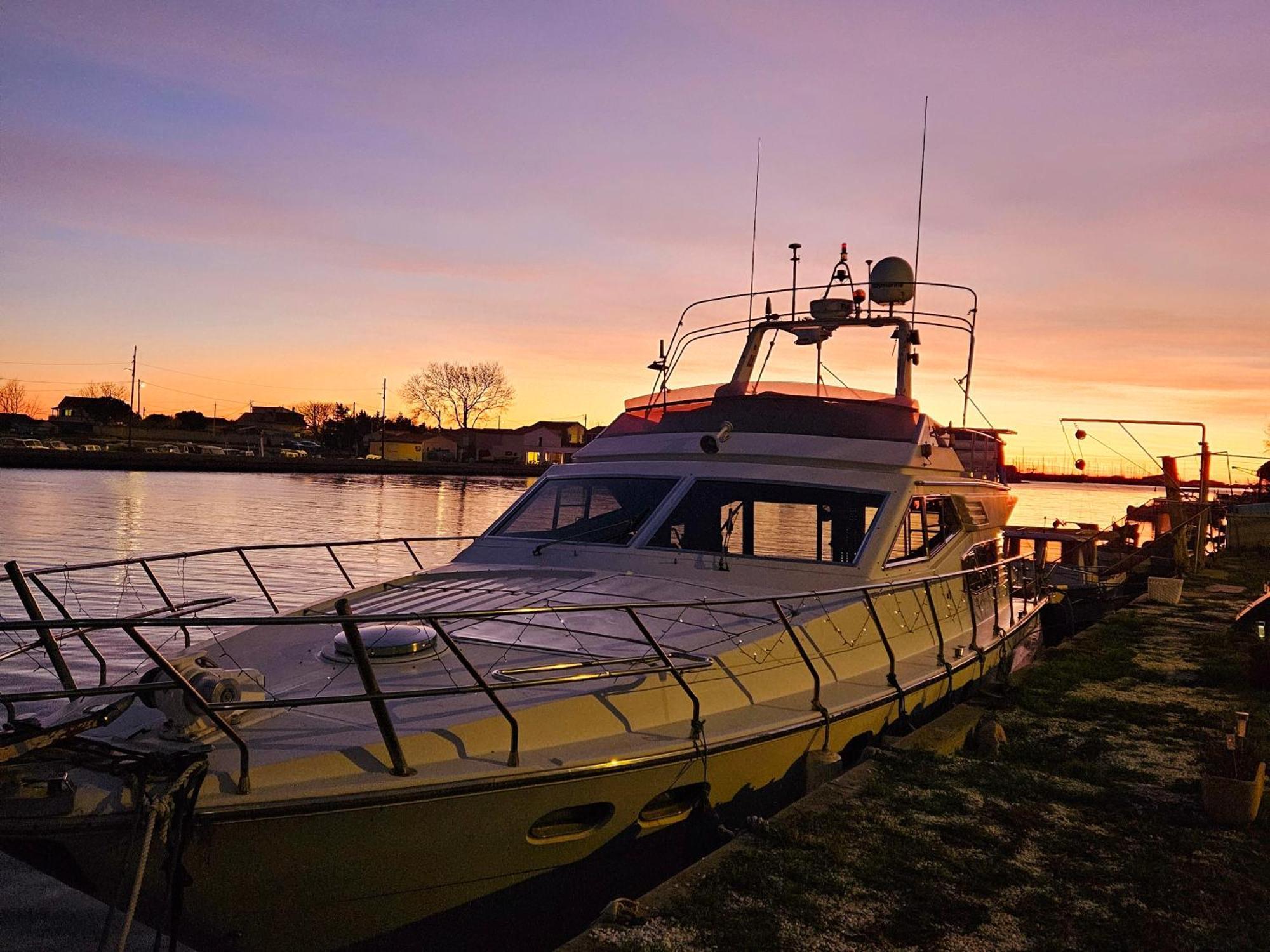 Nuit Insolite Bateau A Quai - Port Saint Louis Du Rhone Exteriér fotografie