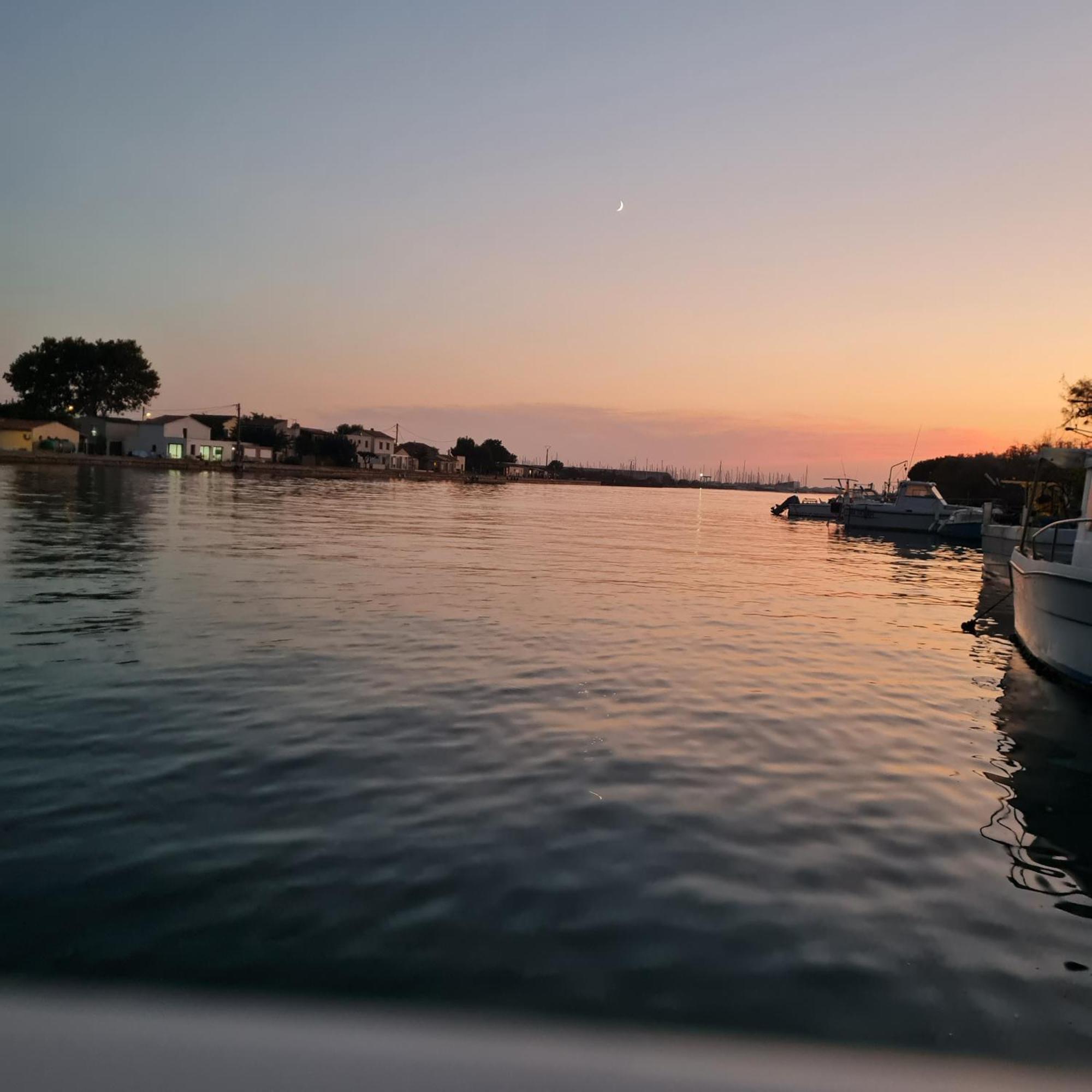 Nuit Insolite Bateau A Quai - Port Saint Louis Du Rhone Exteriér fotografie