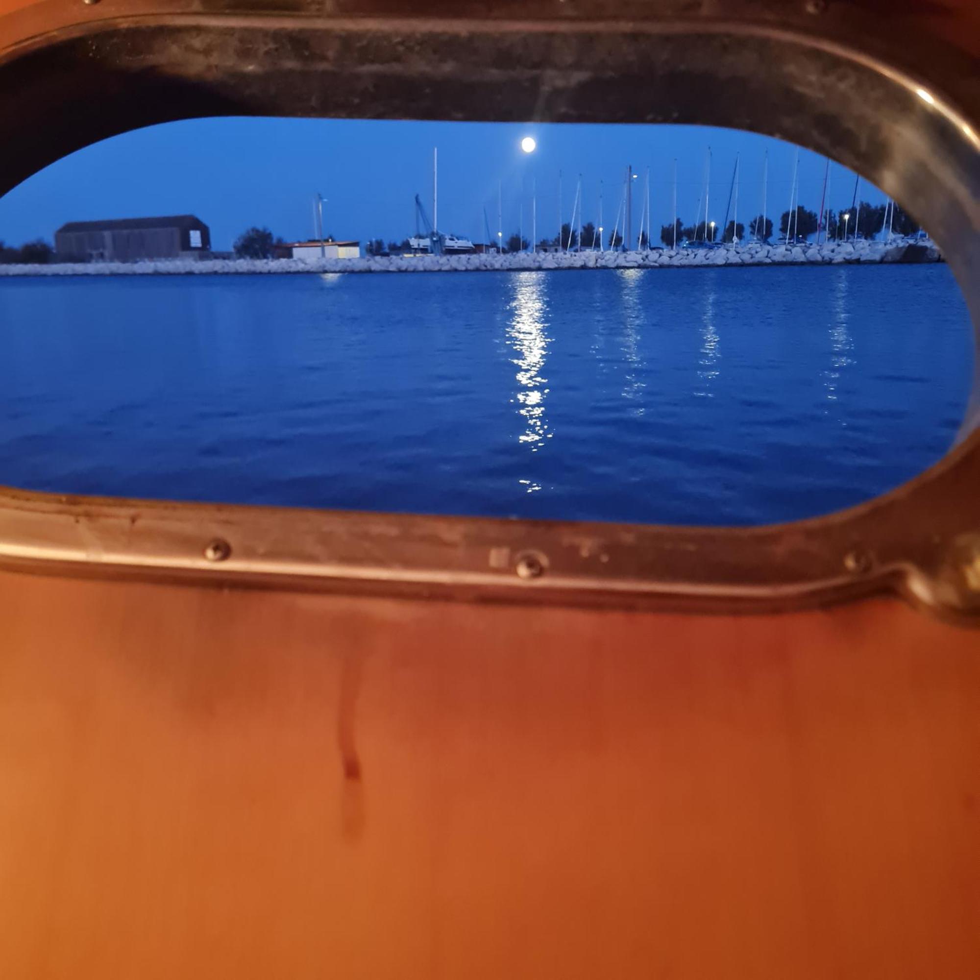 Nuit Insolite Bateau A Quai - Port Saint Louis Du Rhone Exteriér fotografie