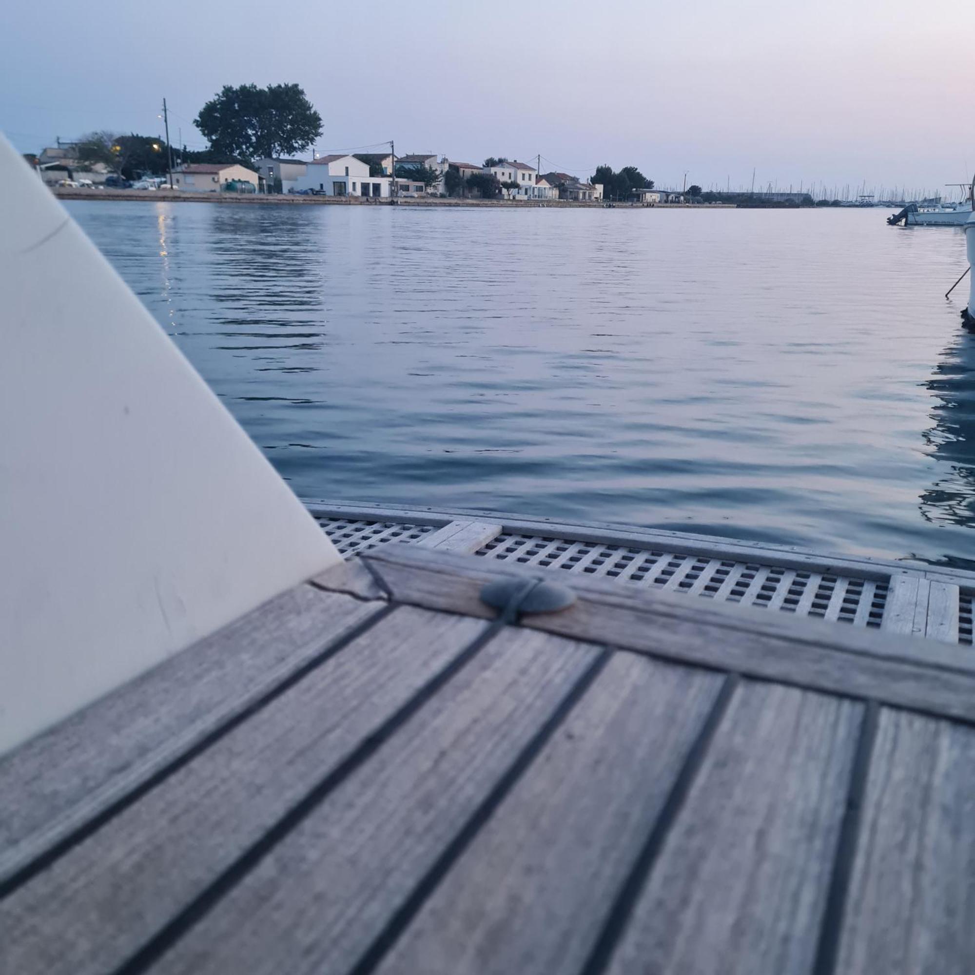 Nuit Insolite Bateau A Quai - Port Saint Louis Du Rhone Exteriér fotografie