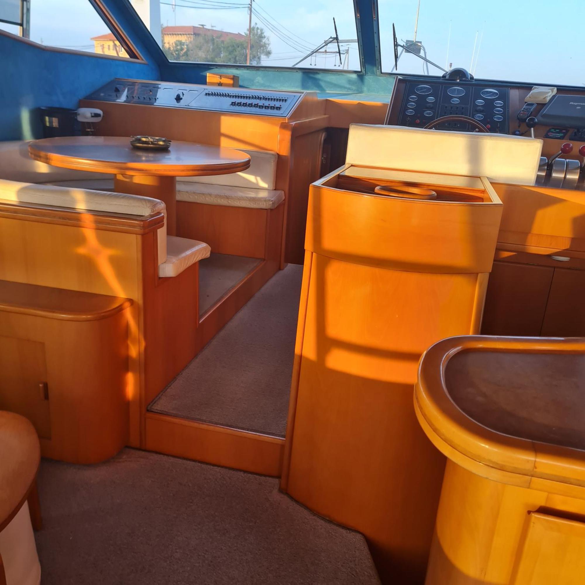 Nuit Insolite Bateau A Quai - Port Saint Louis Du Rhone Exteriér fotografie